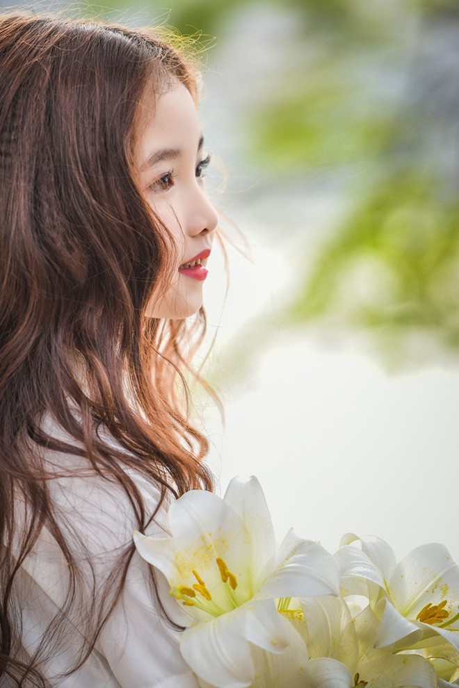 Vẻ đẹp mong manh của cô bé Hà Nội bên hoa loa kèn khiến cư dân mạng thổn thức Vẻ đẹp mong manh của cô bé Hà Nội bên hoa loa kèn khiến cư dân mạng thổn thức